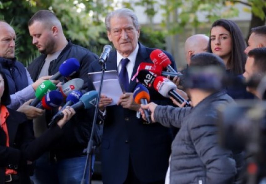“Arrestimi i avokatit Ulian Barjami, terror për mbylljen e gojës”- Sali Berisha ‘zbërthen’ audioregjistrimin në sallën e gjyqit 2 arrestimi i avokatit ulian barjami terror per mbylljen e gojes sali berisha zberthen audioregjistrimin ne sallen e gjyqit 68f602d618298