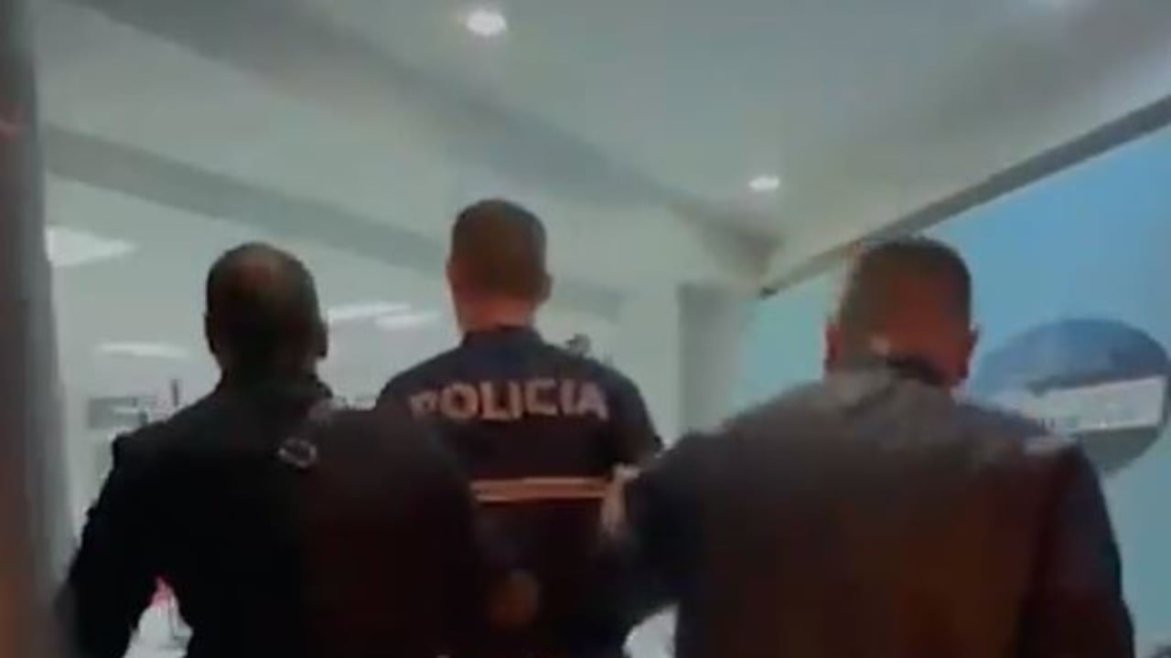 Arrestohet polici në Tiranë, blinte drogë për ta shitur në ambientet e Bllokut të Sigurisë ku punonte 1 arrestohet polici ne tirane blinte droge per ta shitur ne ambientet e bllokut te sigurise ku punonte 68dfd2a472425