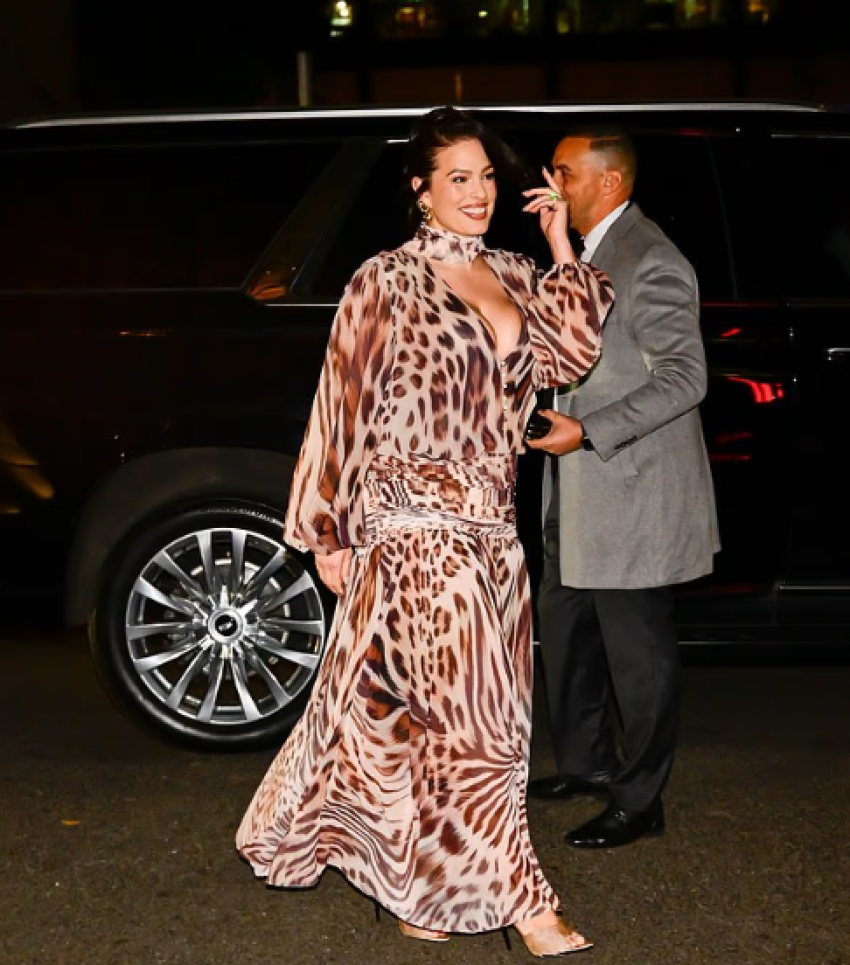 ashley graham mahnit ne nju jork me fustan me print animal dhe dekolte te thelle 6901e9d20ac18