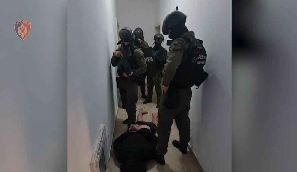 Avdylaj flinte me pistoletë ‘nën kokë’, dalin pamjet kur RENEA ‘zbarkon’ në apartamentin ku fshihej i shumëkërkuari, e shtrijnë në tokë dhe e prangosin 3 avdylaj flinte me pistolete nen koke dalin pamjet kur renea zbarkon ne apartamentin ku fshihej i shumekerkuari e shtrijne ne toke dhe e prangosin 68ee37064e95f