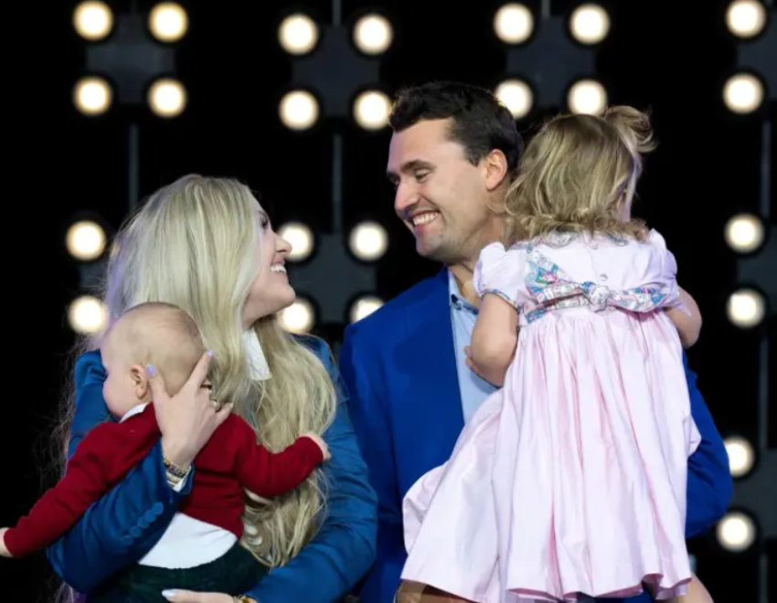 Bashkëshortja e Charlie Kirk shtatzënë?! 3 bashkeshortja e charlie kirk shtatzene 68dff747c4cfc