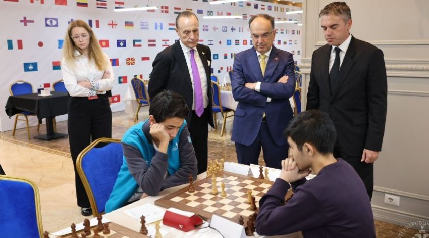 begaj mesazh te rinjve keni energjine dhe potencialin e brezit qe do te ndertoje te ardhmen 68f03035421bf