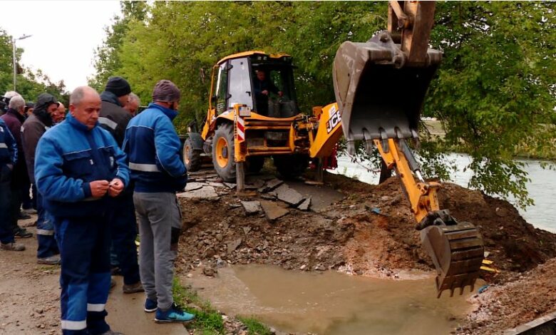 Defekt serioz në Vlae, riparimi shtyhet deri nesër për shkak të mungesës së njerëzve dhe makinerive 2 defekt serioz ne vlae riparimi shtyhet deri neser per shkak te mungeses se njerezve dhe makinerive 68e3fc4fb84b7