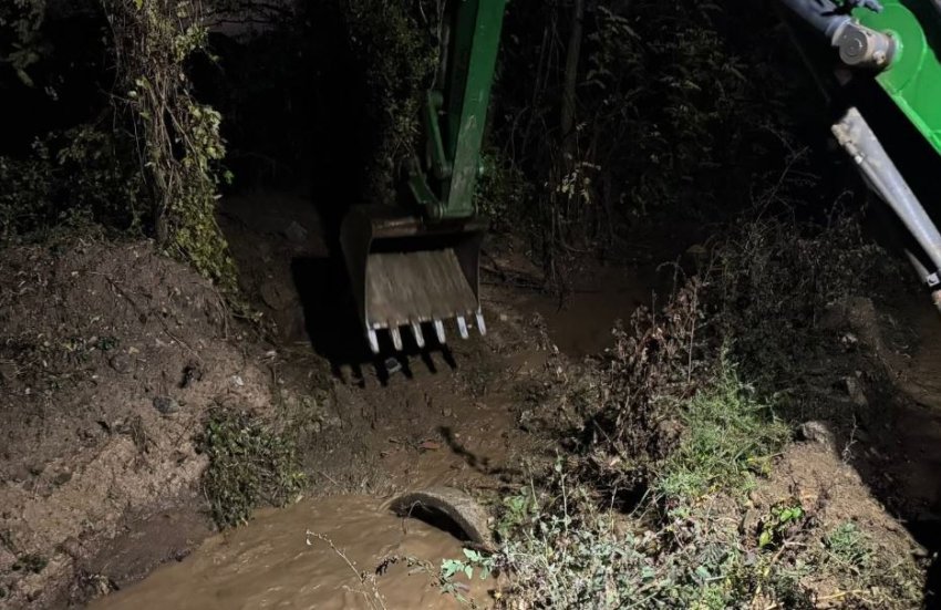 drejtoria e sherbimeve publike u del ne ndihme banoreve te korishes pas bllokimit te kanaleve te ujit 68fe9cf16fb2c