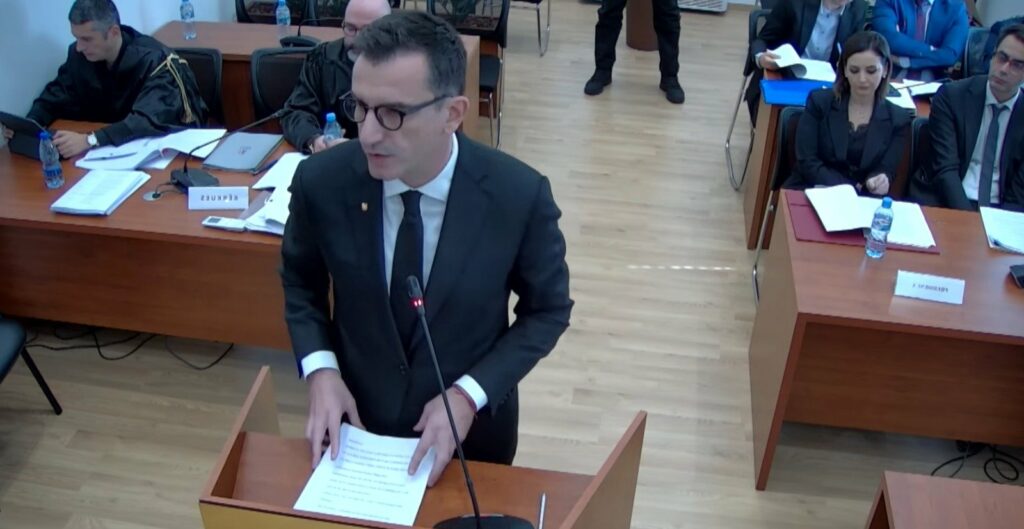 e plote zoti i falte bashkepunetoret e mi veliaj flet ne kushtetuese u shkarkova se nuk u paraqita ne pune me hoqen nga puna ata qe donin te me shihnin me pranga ne duar 6904f4e8c873a