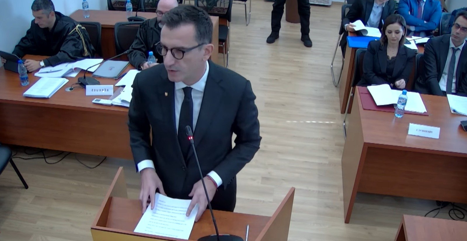 e plote zoti i falte bashkepunetoret e mi veliaj flet ne kushtetuese u shkarkova se nuk u paraqita ne pune me hoqen nga puna ata qe donin te me shihnin me pranga ne duar 6904f4e8c873a