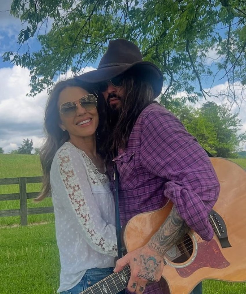 elizabeth hurley ben shaka per rrezikun e perhershem te topthave te qimeve me billy ray cyrus dhe zbulon kush eshte me romantik 68e969f223419