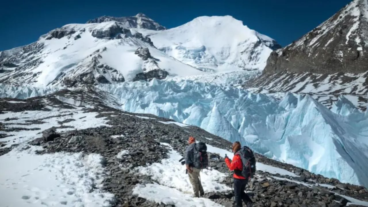 everesti nen stuhine e debores 200 turiste te izoluar operacioni i shpetimit vijon ne kushte ekstreme 68e358c5515b7