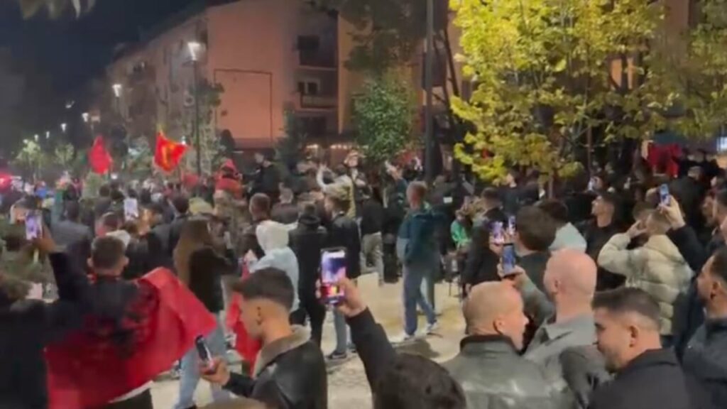 Festoi golin e Manajt ndaj Serbisë duke qëlluar me pistoletë, arrestohet 2 festoi golin e manajt ndaj serbise duke qelluar me pistolete arrestohet 68ead45b6bb31