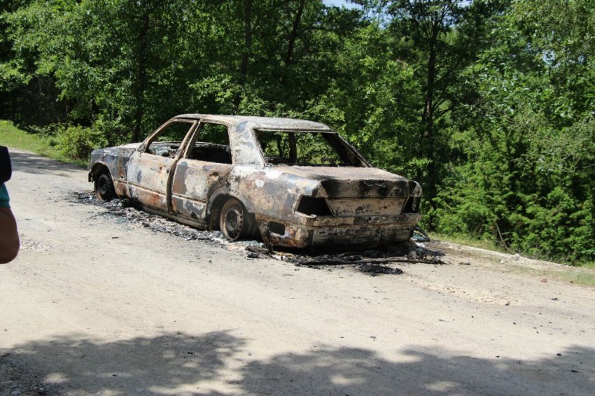 gjendet nje makine e djegur ne tapize brenda saj gjenden dy arme zjarri 68e0ceb58f4cb