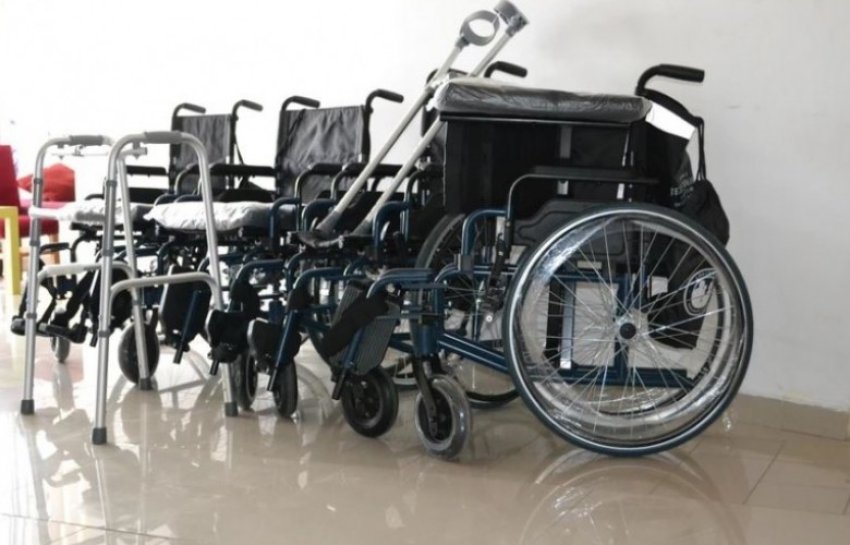 handikos vonesa e paqartesi ne shperndarjen e pajisjeve ndihmese 68dfbdd58e7a9