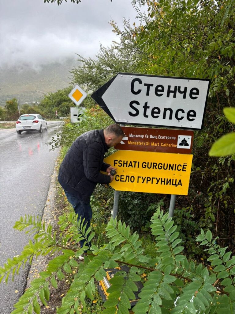 Haqim Ramadani nga VLEN bën atë që se bënë të tjerët: E vendos vetë tabelën në shqip në Gurgunicë 2 haqim ramadani nga vlen ben ate qe se bene te tjeret e vendos vete tabelen ne shqip ne gurgunice 68e0012f0099a