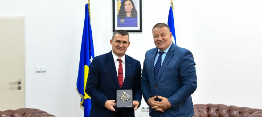 hoxha pret dumanin ne takim e njofton per bashkepunimin qe pk ja ka me autoritetet e shqiperise 68dd2f006f1d6