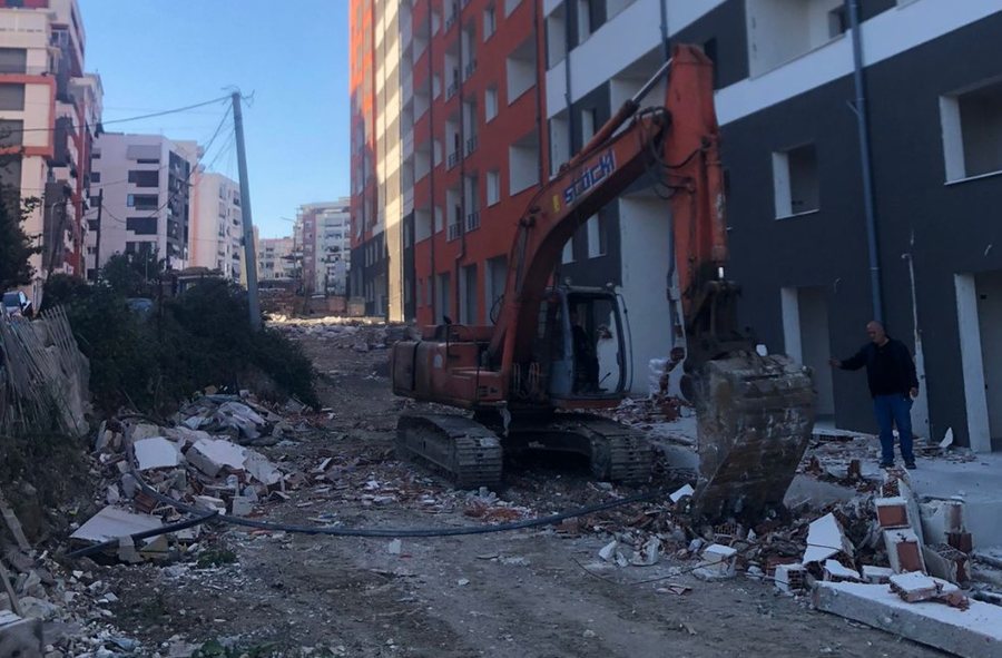 IMT bllokon pallatin në Astir, mbi 4 mijë metra katrorë ndërtim pa leje 3 imt bllokon pallatin ne astir mbi 4 mije metra katrore ndertim pa leje 68ea47b69a5b9