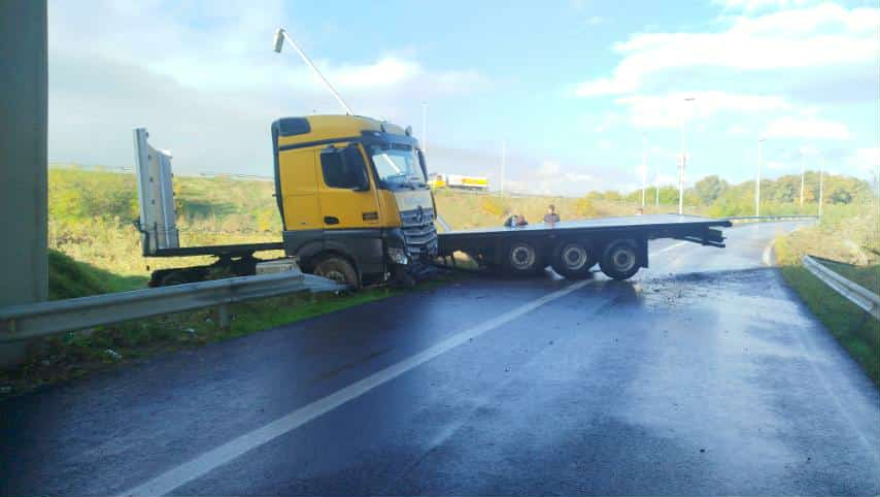 kamioni perplaset me bankinen ne unazen shkup trafiku mbyllet me ore te tera 68fb7f427f814