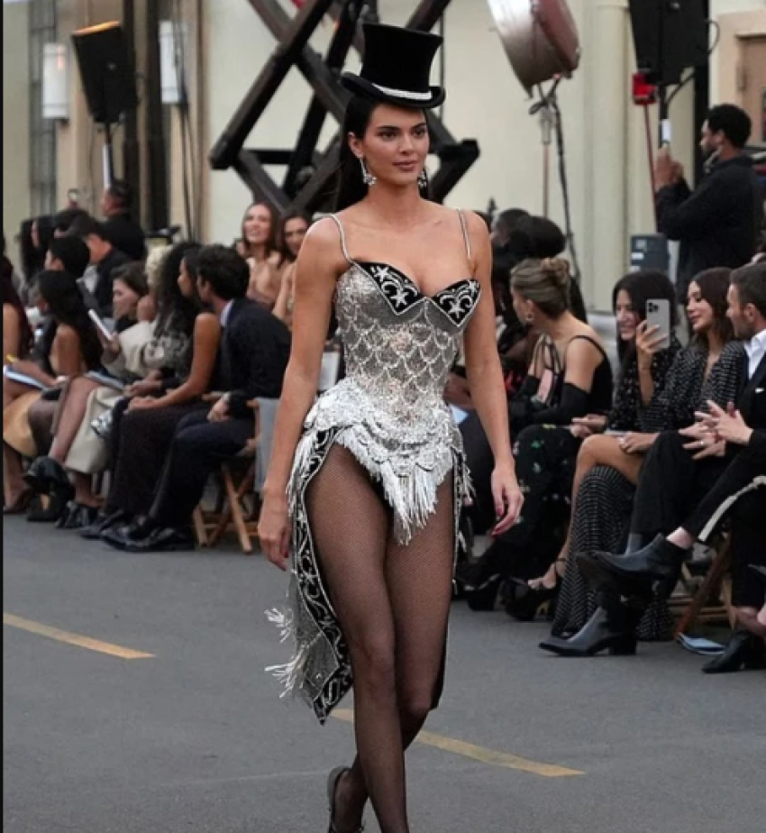 Kendall Jenner rikrijon stilin legjendar të Nicole Kidman në pasarelën e Vogue World 2025 3 kendall jenner rikrijon stilin legjendar te nicole kidman ne pasarelen e vogue world 2025 68ff62f44bc6a