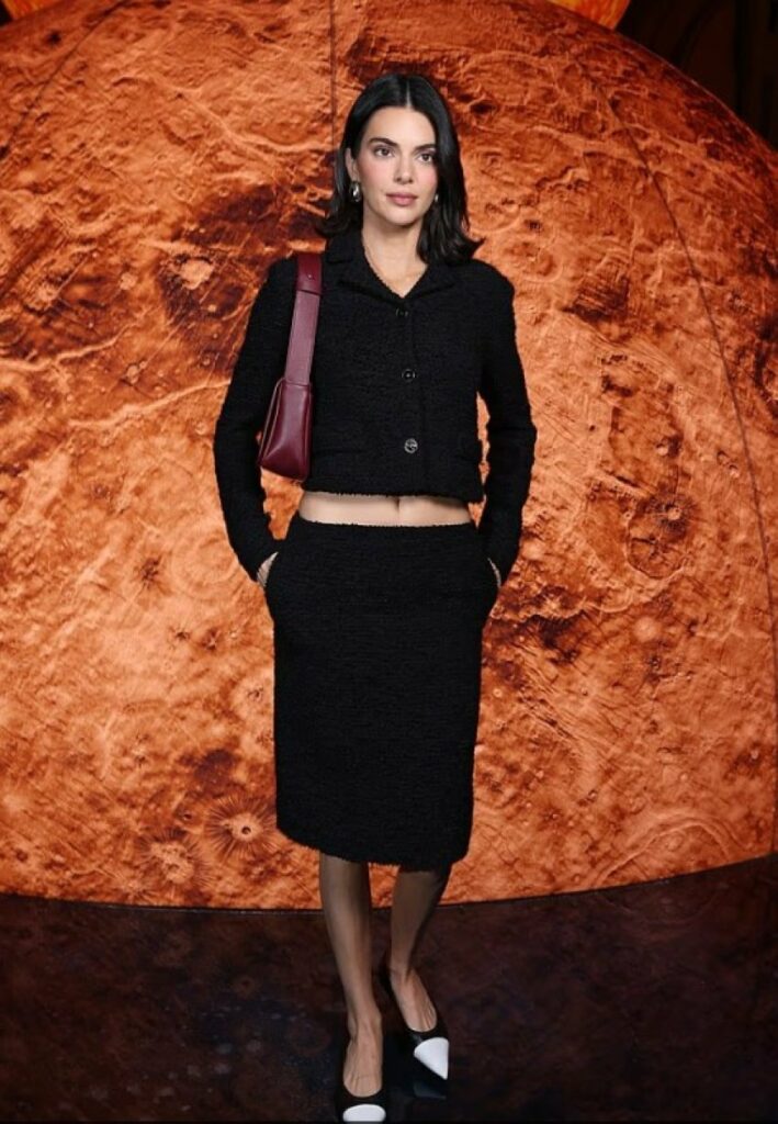 Kendall Jenner shkëlqen në rreshtin e parë të Chanel gjatë Javës së Modës në Paris 3 kendall jenner shkelqen ne rreshtin e pare te chanel gjate javes se modes ne paris 68e4ccb761d81