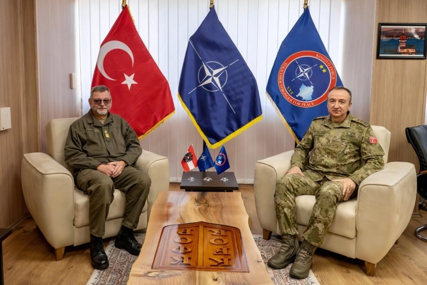 komandanti i kfor it takohet me gjeneralin austriak ne prishtine 69051061d0b65