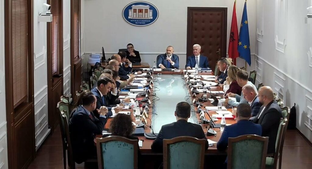 kreret e drejtesise mbi 11 ore raportime ne kuvend rrefimi i dumanit nga arrestimi i metes te rrethimi i spak nga mbeshtetes te veliajt dhe drejtori i rendesishem i marre i pandehur 68eefbea072bc