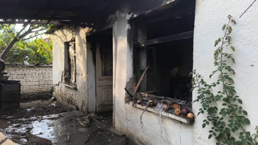 Maliq/ Zjarr në fshatin Sovjan, flakët “përpijnë” banesën 2 maliq zjarr ne fshatin sovjan flaket perpijne banesen 68f8fa34635d5