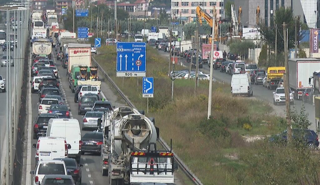 Mbyllja e autostradës Tiranë-Durrës/ “Paralizohen” rrugët e kryeqytetit, reagon policia 2 mbyllja e autostrades tirane durres paralizohen rruget e kryeqytetit reagon policia 68ed39e49c863