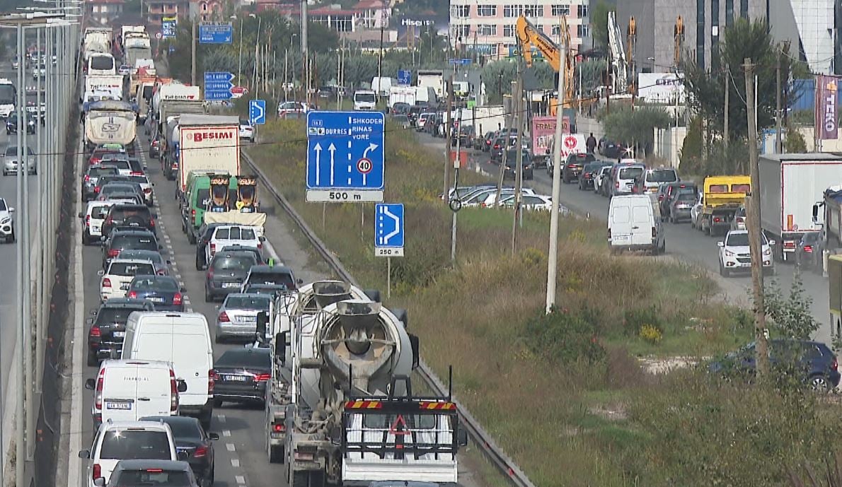 mbyllja e autostrades tirane durres paralizohen rruget e kryeqytetit reagon policia 68ed39e49c863