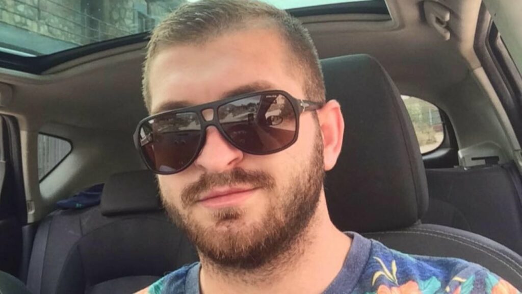 me sollen me zarf poshte dere foton e atij qe me vrau djalin deshmia mes lotesh e babait te andi malokut kishte nje vajze nga durresi ate 68dfb6832bb5d