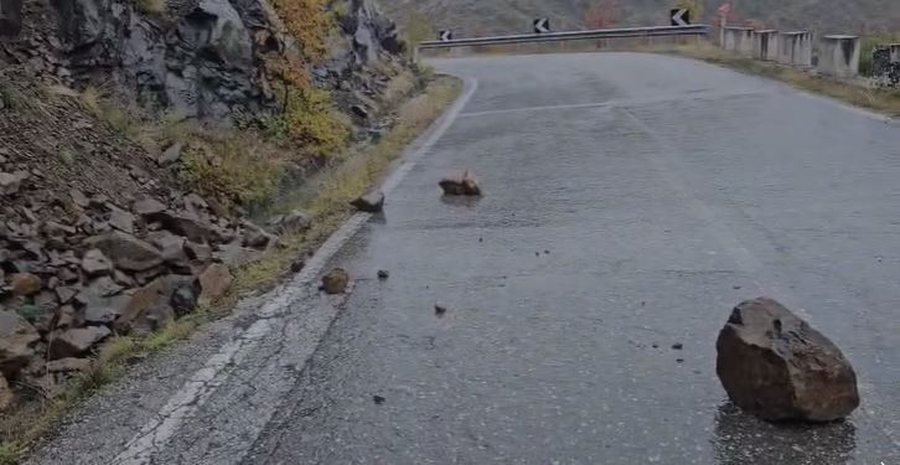 Moti i keq/ Probleme në Kukës, rënie gurësh dhe inerte në Rrugën e Kombit 1 moti i keq probleme ne kukes renie guresh dhe inerte ne rrugen e kombit 68fe4676927f5