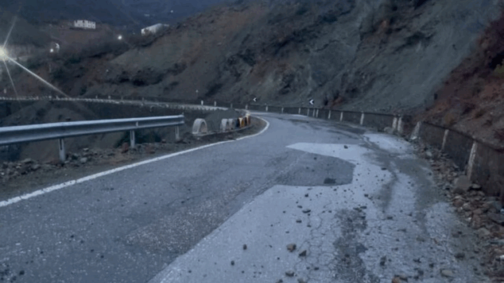 Moti i keq/ Rrëshqitje dherash dhe probleme me energjinë në qarkun e Kukësit 2 moti i keq rreshqitje dherash dhe probleme me energjine ne qarkun e kukesit 68ff4398c1e2a