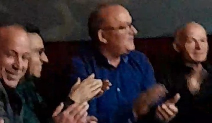 Në një odë e me çaj rusi, Bulliqi zgjedhë një vend komod për festë 2 ne nje ode e me caj rusi bulliqi zgjedhe nje vend komod per feste 68f410f0a3668