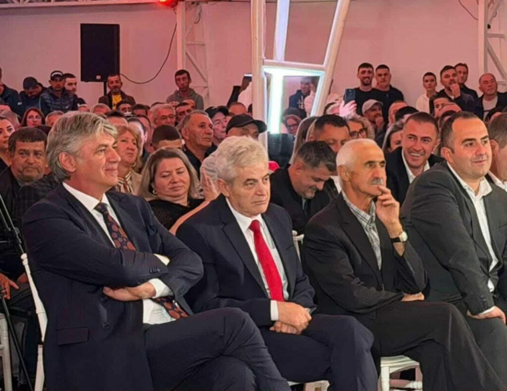 ne struge babai i komandant struges ne krah te ahmetit 68de45d13a6ee