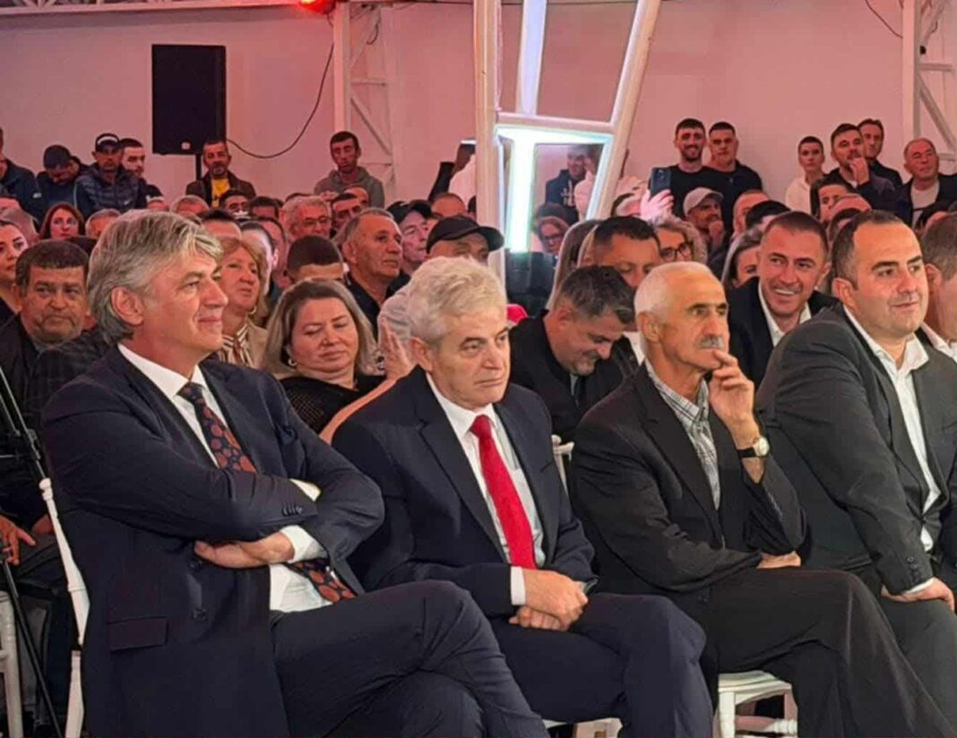 Në Strugë, babai i Komandant Strugës në krah të Ahmetit 1 ne struge babai i komandant struges ne krah te ahmetit 68de45d13a6ee