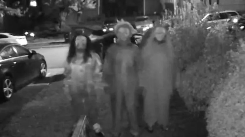 pamje shqetesuese para hyrjes se baneses tre persona te maskuar kercenojne me vdekje nje grua dhe femijet e saj 68f3615453b8e