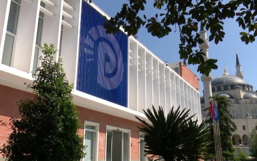 pd dorezon ne komisionin qendror te zgjedhjeve shkresen per regjistrimin ne zgjedhjet e pjesshme lokale 68f0f5149adcc