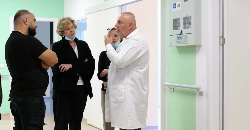 Pësoi djegie të rënda pas flakës në banesë, 6-vjeçarja nga Maliqi shtrohet në QSUT, ministrja e Shëndetësisë viziton të miturën 3 pesoi djegie te renda pas flakes ne banese 6 vjecarja nga maliqi shtrohet ne qsut ministrja e shendetesise viziton te mituren 68f53f06ec460