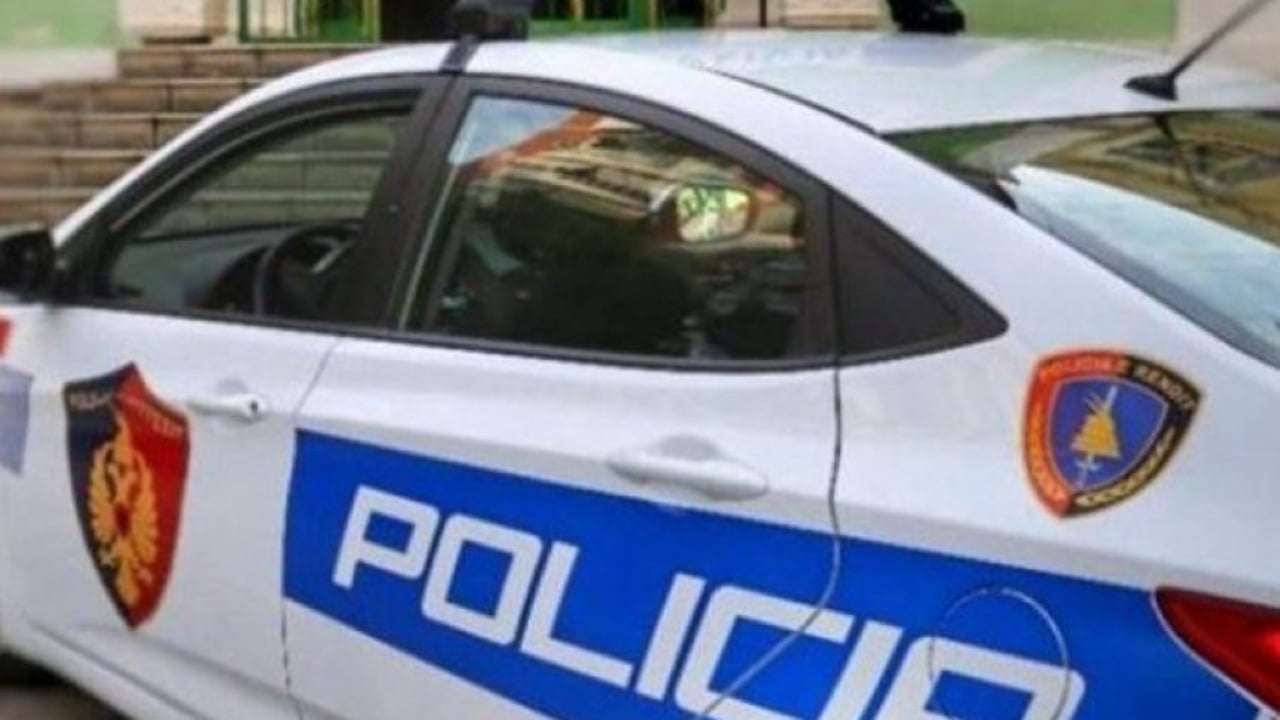 Policia ‘zbarkon’ në Durrës, ushton kontroll në banesën e ‘Rrumit’ 1 policia zbarkon ne durres ushton kontroll ne banesen e rrumit 68de2cc49f4cc