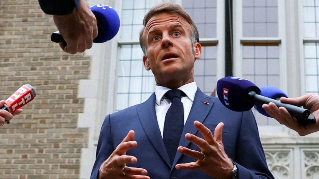 popullariteti i macron bie ne 11 presidenti francez barazon paraardhesin francois hollande si me pak i pelqyeri 69046a6f50ace