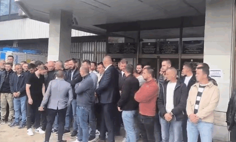 Protestë e banorëve të Çashkës para KSHZ-së: Të mos manipulohet me vullnetin e qytetarëve (VIDEO) 2 proteste e banoreve te cashkes para kshz se te mos manipulohet me vullnetin e qytetareve video 68fa12158c8bf