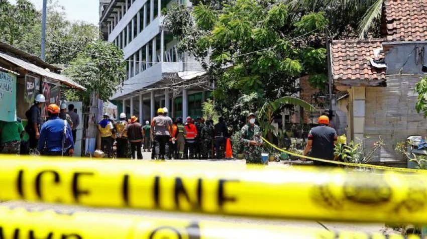 shembet shkolla islamike ne indonezi vazhdojne kerkimet per 60 nxenes te bllokuar 68df62941ad96