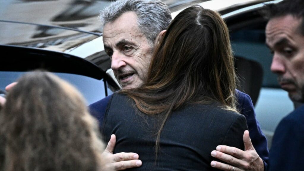 “Shkëlqimi dhe rënia” e Sarkozy/ Çfarë e rrëzoi ish-presidentin francez, në burg do t’i lejohen… 3 shkelqimi dhe renia e sarkozy cfare e rrezoi ish presidentin francez ne burg do ti lejohen 68f7c8061f291