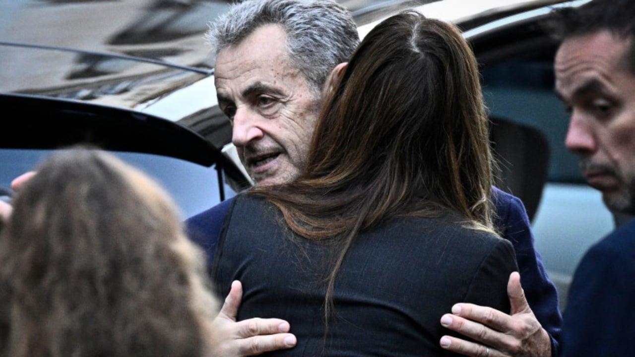 “Shkëlqimi dhe rënia” e Sarkozy/ Çfarë e rrëzoi ish-presidentin francez, në burg do t’i lejohen… 1 shkelqimi dhe renia e sarkozy cfare e rrezoi ish presidentin francez ne burg do ti lejohen 68f7c8061f291