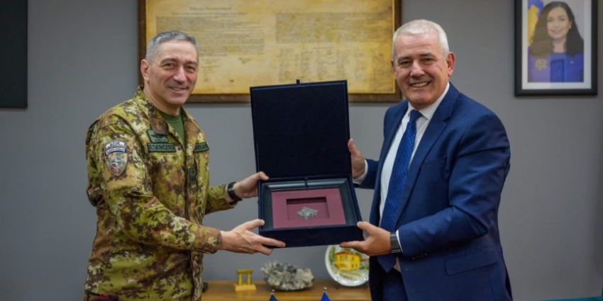 Sveçla pret në takim përshëndetës komandantin e KFOR-it, Enrico Barduani 2 svecla pret ne takim pershendetes komandantin e kfor it enrico barduani 68dc6a25ccbf9