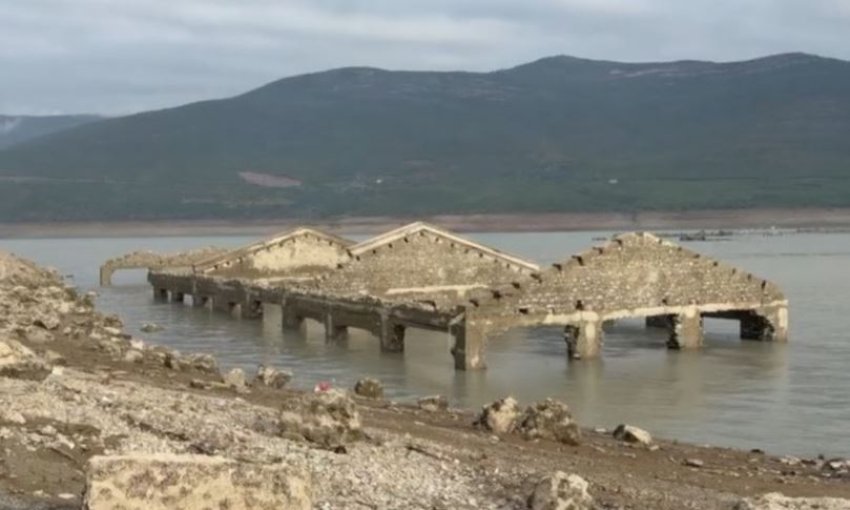 Tharja e Liqenit të Fierzës, zabulon qytetin e vjetër të Kukësit 3 tharja e liqenit te fierzes zabulon qytetin e vjeter te kukesit 68fe78e119c96