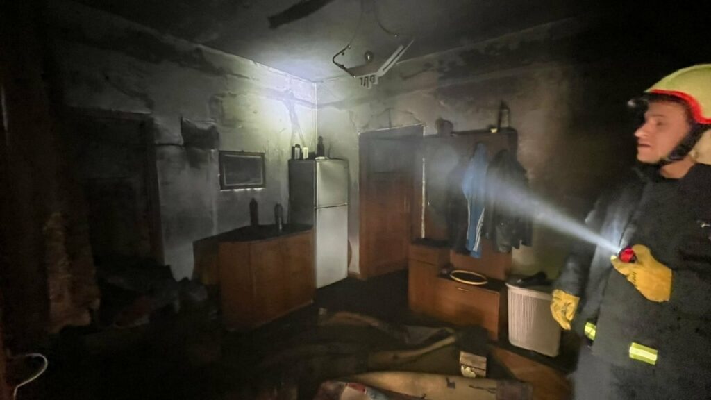 thellohet tragjedia e zjarrit ne maliq pas nenes dhe vellait humb jeten edhe 6 vjecarja qe ndodhej ne qsut 68fbd684587a8