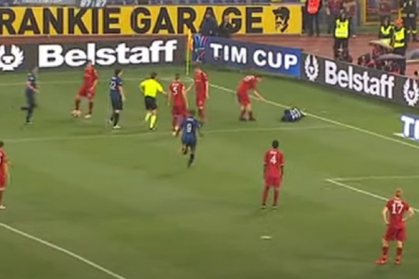 totti rikujton episodet e kontestuara balotellin e godita me qellim 68f20eb3266eb