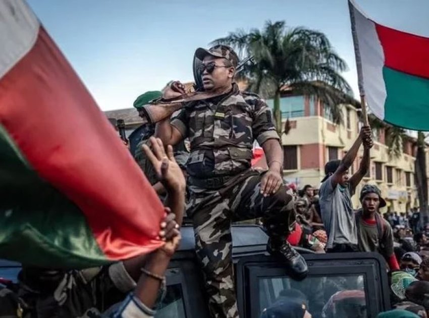 trazira ne madagaskar presidenca paralajmeron perpjekje per grusht shteti pas bashkimit te ushtareve me protestuesit 68ebccbd128b0