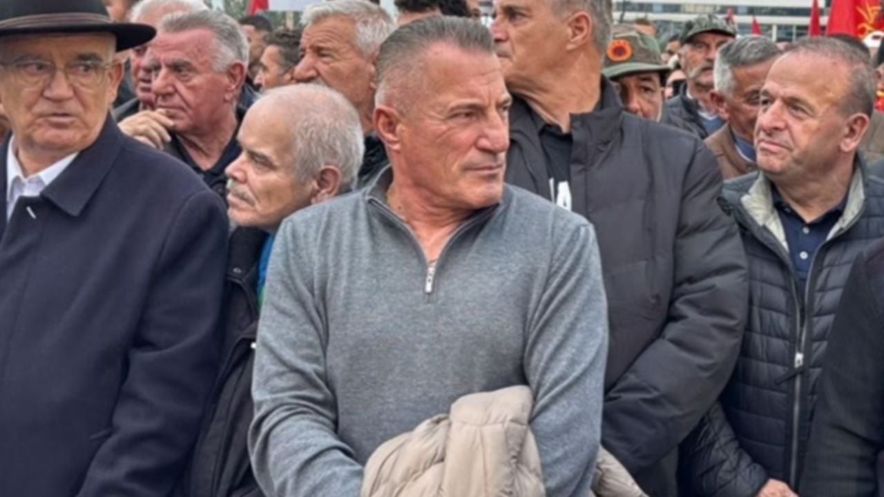 tubimi ne mbeshtetje te ish luftetareve te uck se ne proteste mori pjese edhe babai granit dhe taulant