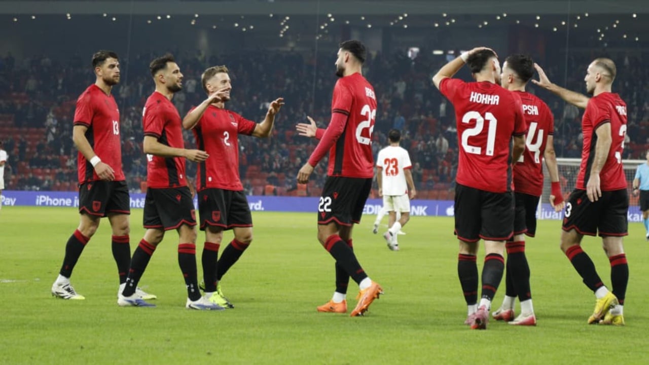 Video/ Shqipëria dhuron spektakël me skuadrën që luan në Botëror. Bajrami, Broja dhe Hoxha bëjnë me “krahë” Sylvinhon 1 video shqiperia dhuron spektakel me skuadren qe luan ne boteror bajrami broja dhe hoxha bejne me krahe sylvinhon 68eec4d05c209