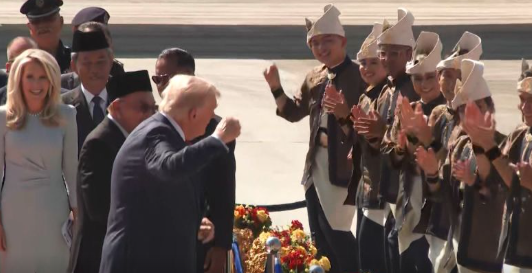 VIDEO/ Trump nis turin në Azi, kërcen në tapetin e kuq në Malajzi 3 video trump nis turin ne azi kercen ne tapetin e kuq ne malajzi 68fdf345711a1