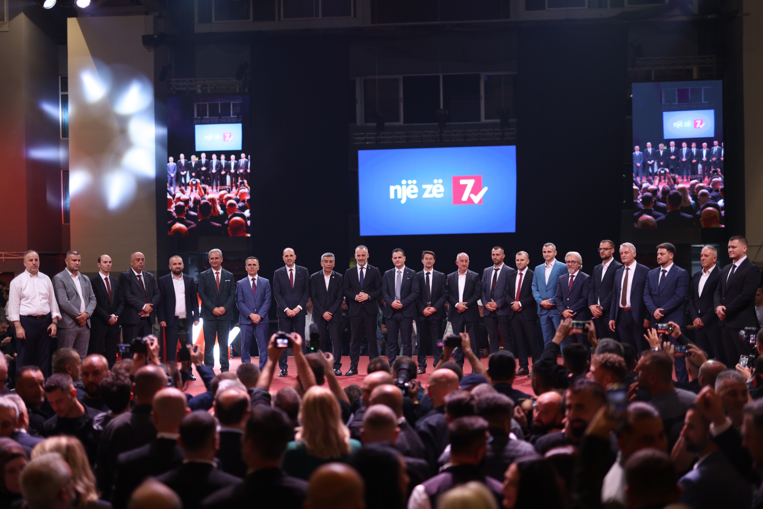 VLEN: Mbrëmë zemra e shqiptarëve rrahu aq fort, saqë asnjë sallë nuk i mbante dot 1 vlen mbreme zemra e shqiptareve rrahu aq fort saqe asnje salle nuk i mbante dot 68dcd8d900935